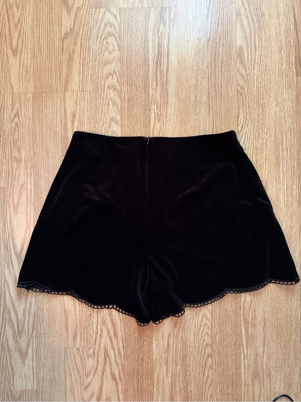 a loves a Women's Black Velvet Scallop Hem Shorts Size 2 New With Tags